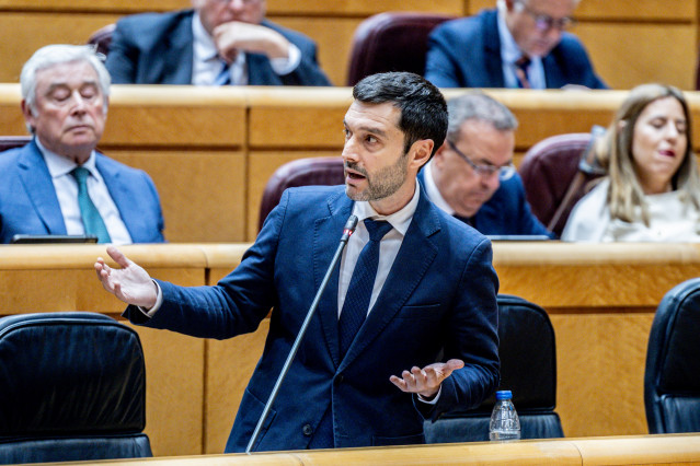 El ministro de Derechos Sociales, Consumo y Agenda 2030, Pablo Bustinduy, interviene durante la sesión de control al Gobierno, a 21 de abril de 2026, en Madrid (España).