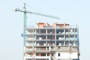 Edificio de pisos en construcción.