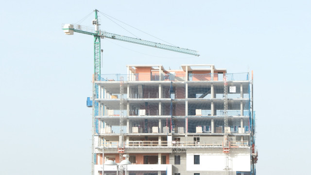 Edificio de pisos en construcción.