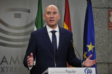 El portavoz del PP en la Asamblea, José Ángel Sánchez Juliá, en rueda de prensa tras el discurso de María Guardiola en el debate de investidura