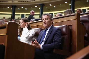 El presidente del Partido Popular, Alberto Núñez Feijóo, y la portavoz del PP en el Congreso, Ester Muñoz, durante un pleno en el Congreso de los Diputados, a 15 de abril de 2026, en Madrid (Espa�