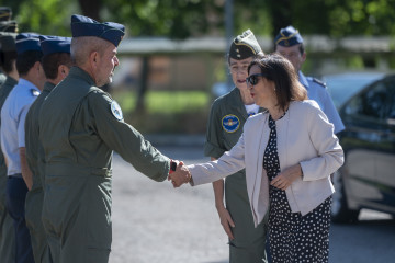 Archivo - La ministra de Defensa, Margarita Robles, saluda a su llegada a la visita de la Unidad Médica de Aeroevacuación del Ejército del Aire y del Espacio, en la Base Aérea de Torrejón de Ardo