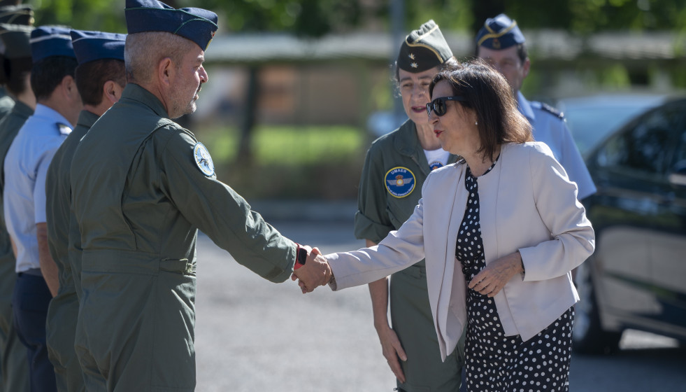 Archivo - La ministra de Defensa, Margarita Robles, saluda a su llegada a la visita de la Unidad Médica de Aeroevacuación del Ejército del Aire y del Espacio, en la Base Aérea de Torrejón de Ardo