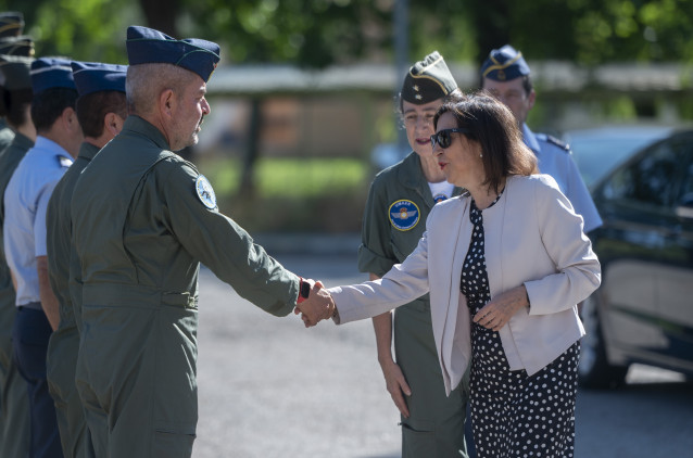 Archivo - La ministra de Defensa, Margarita Robles, saluda a su llegada a la visita de la Unidad Médica de Aeroevacuación del Ejército del Aire y del Espacio, en la Base Aérea de Torrejón de Ardoz, a 24 de junio de 2024, en Torrejón de Ardoz, Madrid (Espa