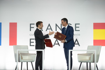 Archivo - El presidente de Francia, Emmanuel Macron (i) y el presidente del Gobierno, Pedro Sánchez (d), posan tras la firma de un Tratado de Amistad entre sus respectivos países, durante la XXVII C