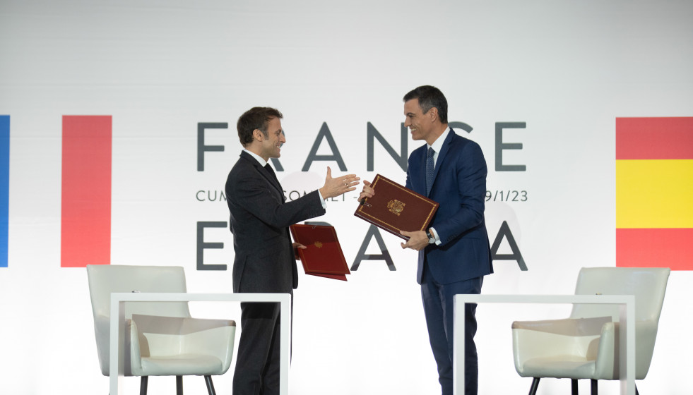 Archivo - El presidente de Francia, Emmanuel Macron (i) y el presidente del Gobierno, Pedro Sánchez (d), posan tras la firma de un Tratado de Amistad entre sus respectivos países, durante la XXVII C