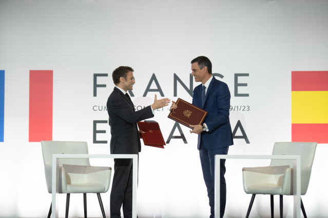 Archivo - El presidente de Francia, Emmanuel Macron (i) y el presidente del Gobierno, Pedro Sánchez (d), posan tras la firma de un Tratado de Amistad entre sus respectivos países, durante la XXVII Cumbre Hispano-Francesa