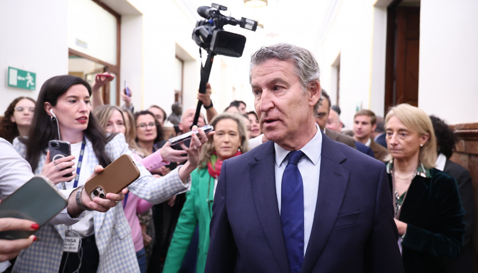 El presidente del Partido Popular, Alberto Núñez Feijóo,en los pasillos del Congreso