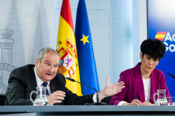 El ministro de Industria y Turismo, Jordi Hereu, y la portavoz del Gobierno y ministra de Inclusión, Seguridad Social y Migraciones, Elma Saiz, durante una rueda de prensa posterior al Consejo de Min