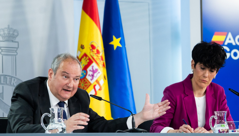 El ministro de Industria y Turismo, Jordi Hereu, y la portavoz del Gobierno y ministra de Inclusión, Seguridad Social y Migraciones, Elma Saiz, durante una rueda de prensa posterior al Consejo de Min