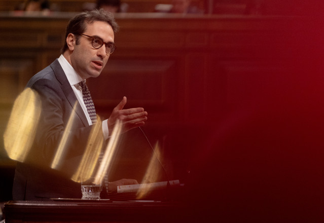 Archivo - El ministro de Economía, Carlos Cuerpo, interviene durante una sesión plenaria en el Congreso de los Diputados, a 9 de abril de 2025, en Madrid (España).