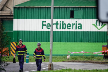 Archivo - Dos trabajadores en las instalaciones de Fertiberia, a 13 de septiembre de 2024, en Avilés, Asturias (España).