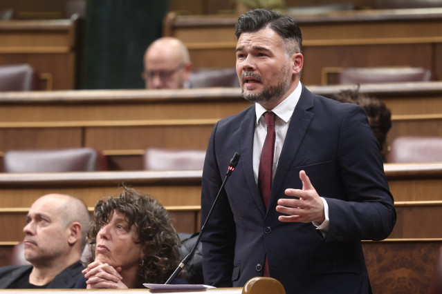 El portavoz de ERC en el Congreso, Gabriel Rufián, interviene durante una sesión de control al Gobierno, en el Congreso, a 25 de marzo de 2026, en Madrid (España).