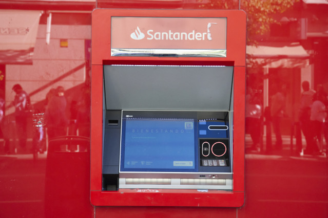 Archivo - Un cajero en una oficina del Banco Santander, a 29 de septiembre de 2024, en Madrid (España)