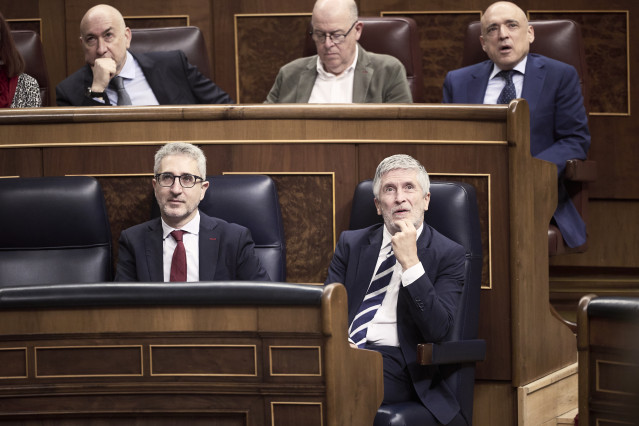 El ministro de Hacienda, Arcadi España y el ministro de Interior, Fernando Grande Marlasaka, durante una sesión plenaria en el Congreso, a 22 de abril de 2026, en Madrid (España). El pleno del Congreso debate sobre la gobernabilidad de España con pregunta