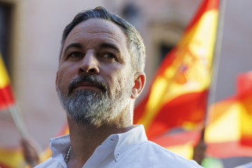 El presidente nacional de Vox, Santiago Abascal, interviene en la granadina Plaza de las Pasiegas. A 16 de abril de 2026 en Granada, Andalucía (España).