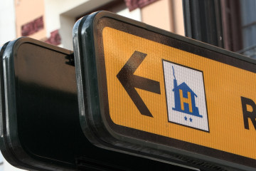 Señal en calle para hotel