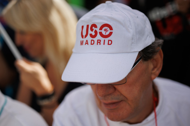 Archivo - Un hombre viste con una gorra perteneciente al sindicato USO