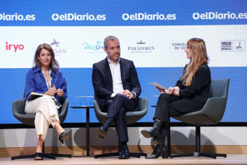 La presidenta de Paradores, Raquel Sánchez, y el director general de Turespaña, Miguel Sanz, durante  la jornada de debate “Todo un país de turismo V. Vanguardia responsable”, organizada por 'e