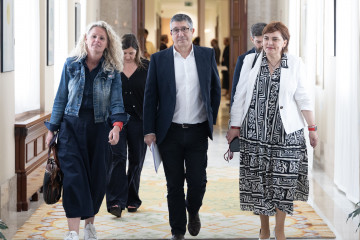 (i-d) Los diputados socialistas Montse Mínguez, Patxi López y Patricia Blanquer, a su llegada a la reunión de la Junta de Portavoces del Congreso, a 21 de abril de 2026, en Madrid (España).