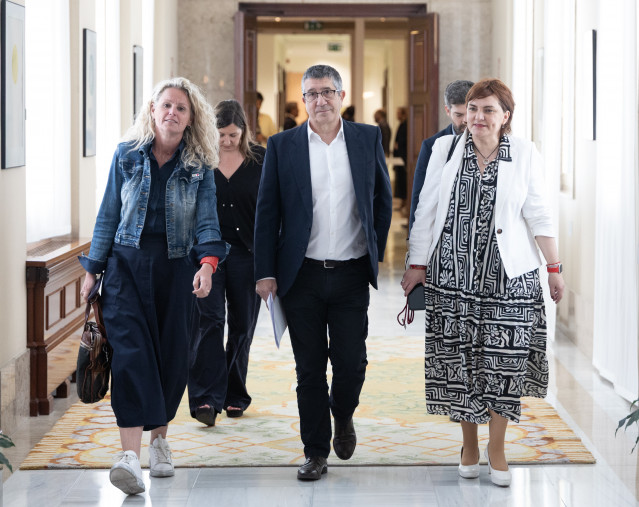(i-d) Los diputados socialistas Montse Mínguez, Patxi López y Patricia Blanquer, a su llegada a la reunión de la Junta de Portavoces del Congreso, a 21 de abril de 2026, en Madrid (España).