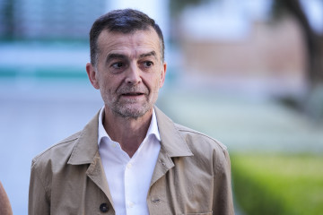Archivo - El coordinador federal de IU, Antonio Maíllo, atiende a los medios durante la Jornada por el décimo aniversario de la aprobación de la Ley Trans en Andalucía en el Parlamento de Andaluc�