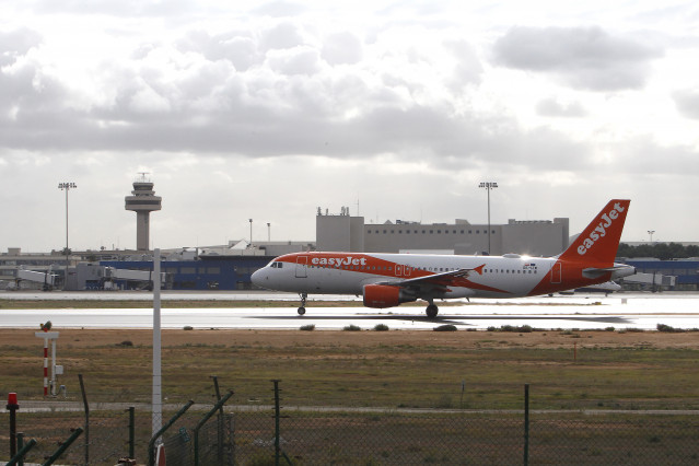 Archivo - Un avión en una de las pistas del aeropuerto de Palma