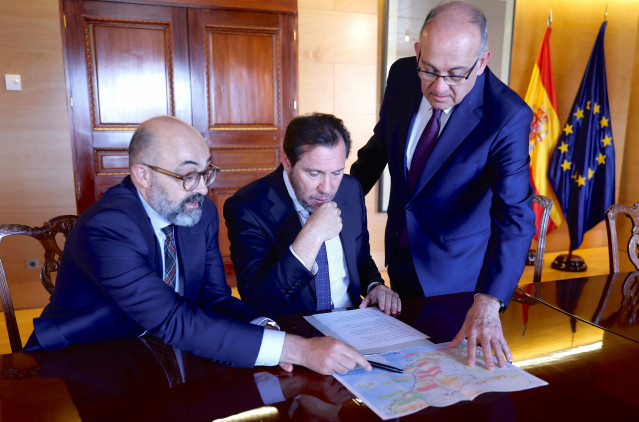 El ministro de Transportes y Movilidad Sostenible, Óscar Puente (en  el centro), con el nuevo comisionado del Corredor Mediterráneo, Joan Calabuig (derecha), y el presidente de Adif, Pedro Marco (izquierda)