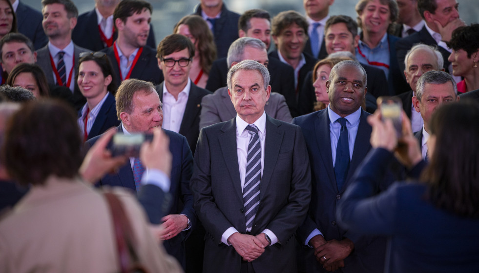 El expresidente del Gobierno José Luis Rodríguez Zapatero (c), durante la celebración de la cena de la Global Progressive Mobilisation (GPM), a 17 de abril de 2026, en Barcelona, Catalunya (España