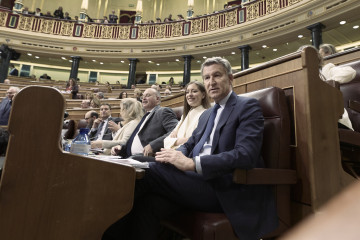 El presidente del PP, Alberto Núñez Feijóo, la portavoz del PP en el Congreso, Ester Múñoz, y el secretario general del Partido Popular, Miguel Tellado,durante una sesión plenaria en el Congreso