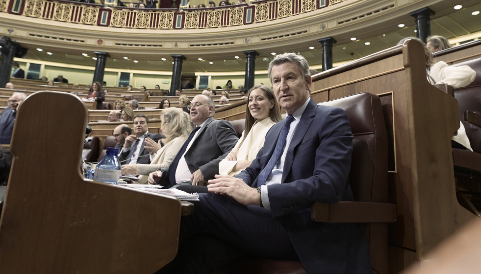 El presidente del PP, Alberto Núñez Feijóo, la portavoz del PP en el Congreso, Ester Múñoz, y el secretario general del Partido Popular, Miguel Tellado,durante una sesión plenaria en el Congreso
