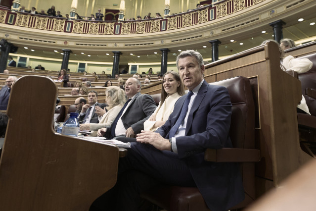 El presidente del PP, Alberto Núñez Feijóo, la portavoz del PP en el Congreso, Ester Múñoz, y el secretario general del Partido Popular, Miguel Tellado,durante una sesión plenaria en el Congreso, a 22 de abril de 2026, en Madrid (España).
