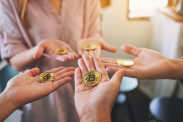 Archivo - El 37% de los españoles que invierten en criptomonedas tienen entre 25 y 39 años.