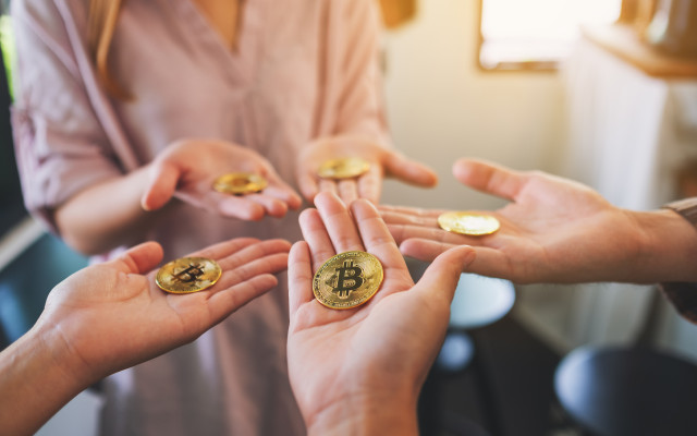 Archivo - El 37% de los españoles que invierten en criptomonedas tienen entre 25 y 39 años.