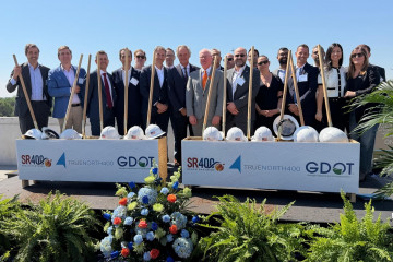 Representantes de Acciona, entre ellos su presidente y consejero delegado, José Manuel Entrecanales (en el centro), ACS y Meridiam celebran el inicio de las obras de la autopista SR 400 Express Lanes