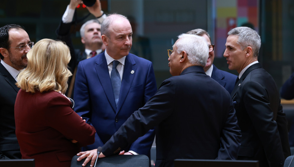 Archivo - El presidente del Consejo Europeo, António Costa, con varios líderes de los Veintisiete durante una cumbre reciente en Bruselas.