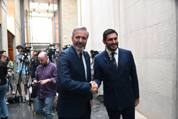 El líder de VOX en Aragón, Alejandro Nolasco (d), y el presidente de Aragon, Jorge Azcón (i), tras una reunión, a 22 de abril de 2026, en Zaragoza, Aragón (España).
