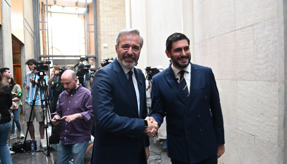 El líder de VOX en Aragón, Alejandro Nolasco (d), y el presidente de Aragon, Jorge Azcón (i), tras una reunión, a 22 de abril de 2026, en Zaragoza, Aragón (España).