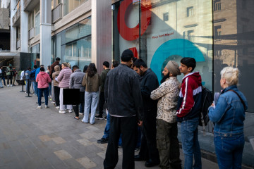 EuropaPress 7453951 varias personas hacen cola oficina atencion ciudadano 20 abril 2026