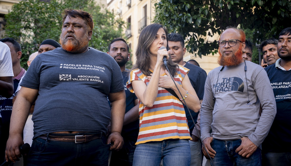 El presidente de la Asociación Valiente Bangla, Mohammad Fazle Elahi (i) y la secretaria general y diputada de Podemos, Ione Belarra (c), durante una concentración convocada por colectivos antirraci