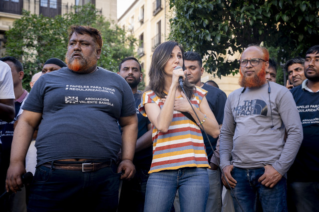 El presidente de la Asociación Valiente Bangla, Mohammad Fazle Elahi (i) y la secretaria general y diputada de Podemos, Ione Belarra (c), durante una concentración convocada por colectivos antirracistas y migrantes, en Lavapiés (Madrid).
