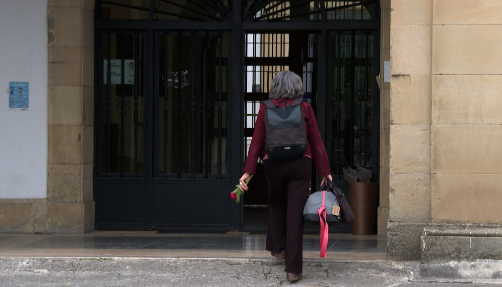 La exdirigente de ETA Soledad Iparraguirre, alias 'Anboto', entrando a la prisión de Martutene, en San Sebastián, a 22 de abril de 2026