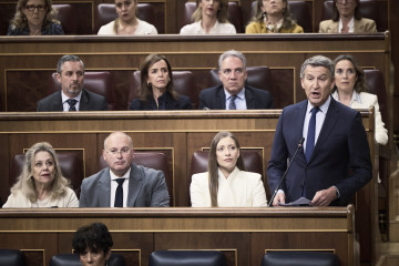 El presidente del PP, Alberto Núñez Feijóo, la portavoz del PP en el Congreso, Ester Múñoz, y el secretario general del Partido Popular, Miguel Tellado,durante una sesión plenaria en el Congreso
