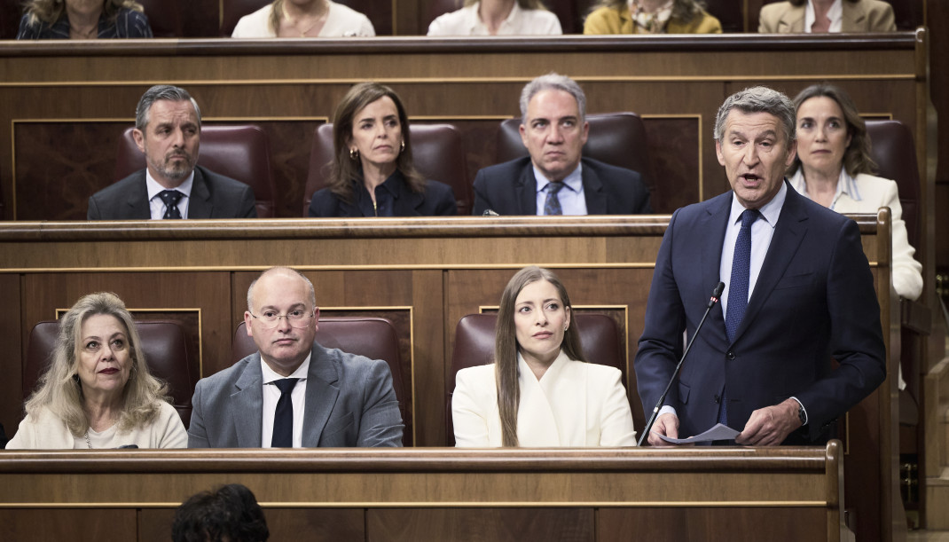 El presidente del PP, Alberto Núñez Feijóo, la portavoz del PP en el Congreso, Ester Múñoz, y el secretario general del Partido Popular, Miguel Tellado,durante una sesión plenaria en el Congreso