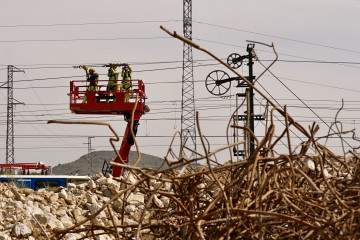 Archivo - Imagen de las obras de emergencias sobre el talud que se vio gravemente afectado por el pasado temporal a su paso por Álora (Málaga) y que ha mantenido sin servicio directo la conexión de