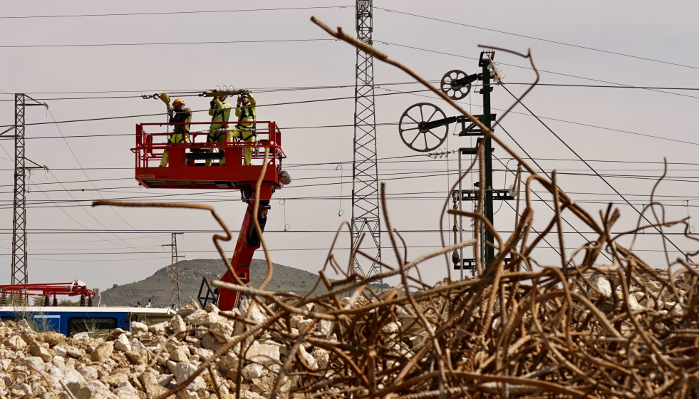 Archivo - Imagen de las obras de emergencias sobre el talud que se vio gravemente afectado por el pasado temporal a su paso por Álora (Málaga) y que ha mantenido sin servicio directo la conexión de