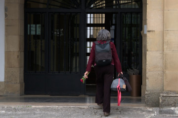 La exdirigente de ETA Soledad Iparraguirre, alias 'Anboto', entrando a la prisión de Martutene, en San Sebastián, a 22 de abril de 2026