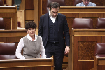 La portavoz del PNV en Congreso, Maribel Vaquero, y el ministro de Economía, Comercio y Empresa, Carlos Cuerpo, durante una sesión de control al Gobierno, en el Congreso, a 25 de marzo de 2026, en M