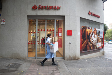 Archivo - Fachada de una sucursal del banco Santander, a 13 de octubre de 2025, en Madrid (España)