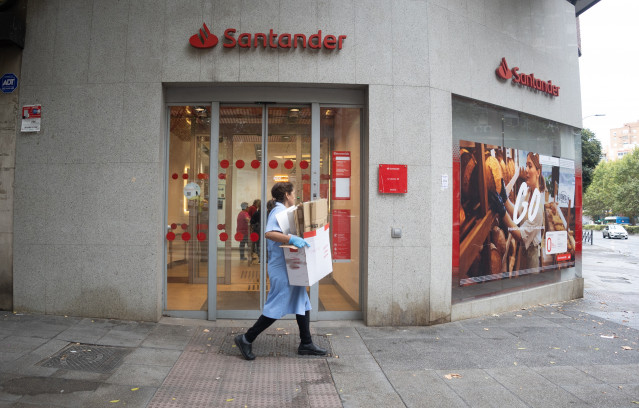 Archivo - Fachada de una sucursal del banco Santander, a 13 de octubre de 2025, en Madrid (España)